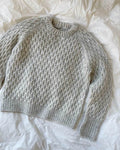 PetiteKnit Jenny Sweater in grau liegend 