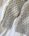 PetiteKnit grauer Jenny Sweater Detail Ärmelbündchen
