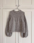 PetiteKnit Sunday Sweater grau auf Drahtbügel