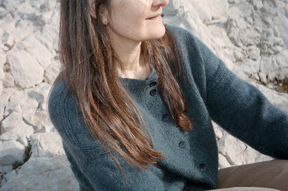 Marlo Cardigan | klassikaline ja siidise langevusega, valmistatud Biches & Bûchesi Le Petit Organic Cottonist ja Le Petit Silk & Mohair’st