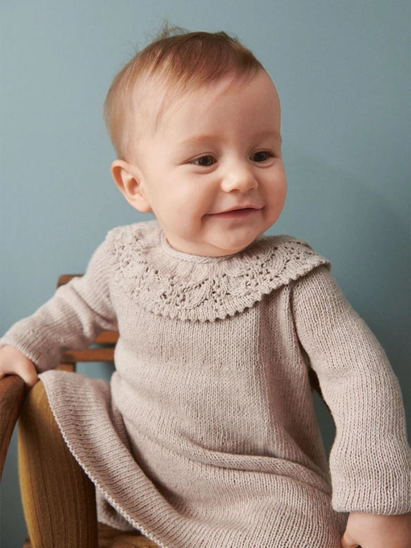 Sandnesmagazin 2303 Baby, Modellbild Kleidchen mit tollem Kragen