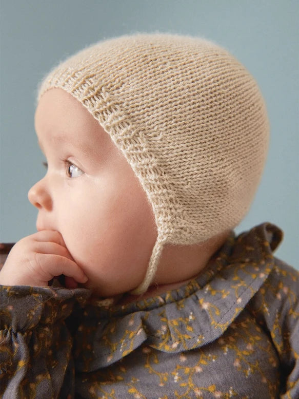 Sandnesmagazin 2303 Baby, Modellbild Mütze mit Bindeband