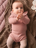 Sandnesmagazin 2303 Baby, Modellbild Strampler rosa mit tollem Kragen