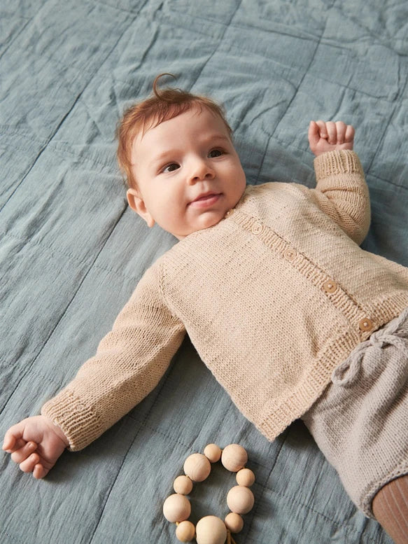 Sandnesmagazin 2303 Baby, Modellbild Strickjacke und Babyhöschen