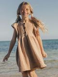 Sandnes Magazin 2306, Sommer Kinder Modellbild Kleid mit Knöpfen und Puffärmeln, Titelmodell