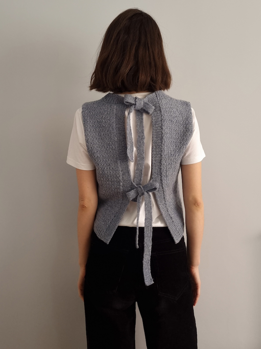 Terra Vest | schöne Schleifen aus Le Petit Lambswool von Biches & Bûches