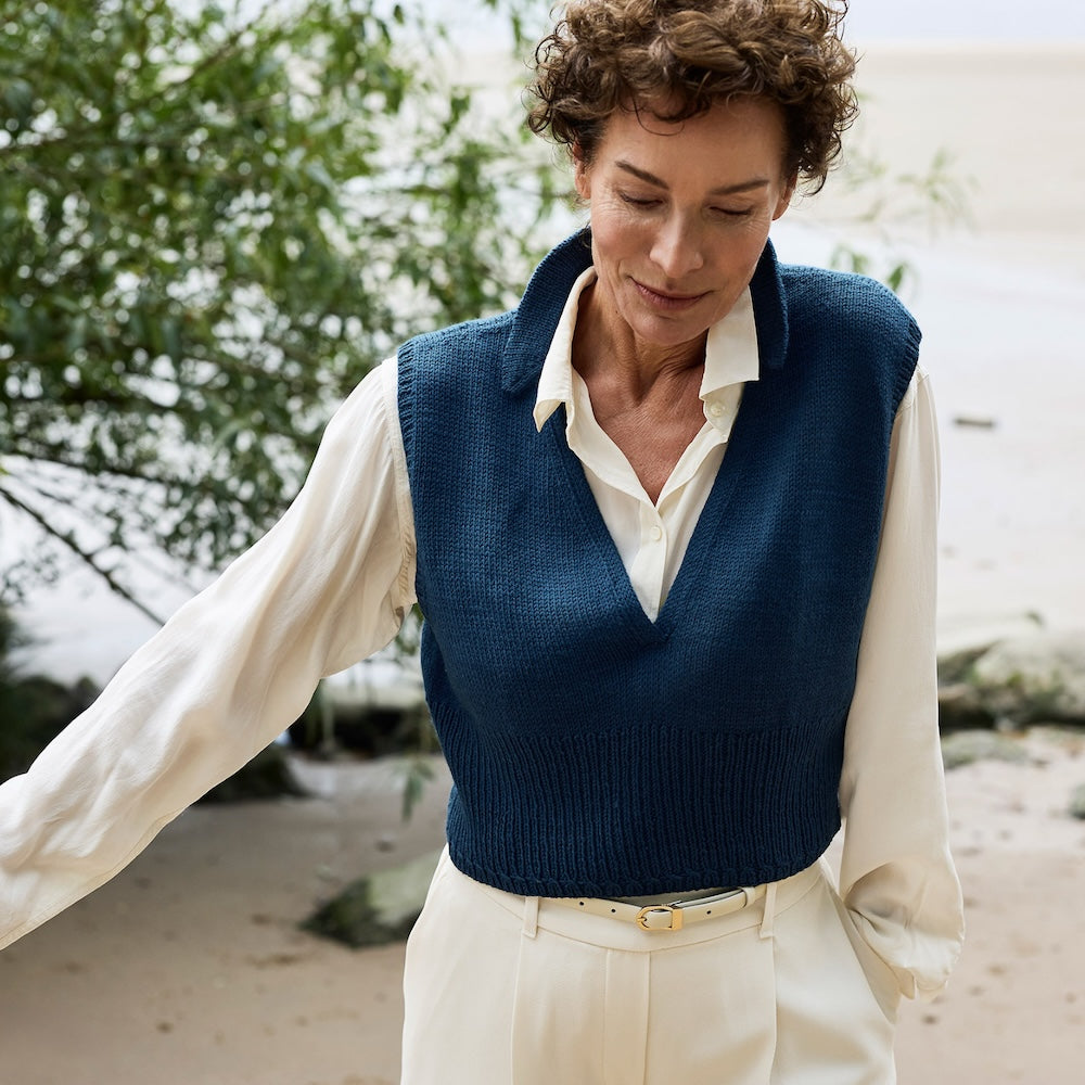 Waymark Vest | fin strikvest i Cheeky Merino Joy fra Rosy Green Wool