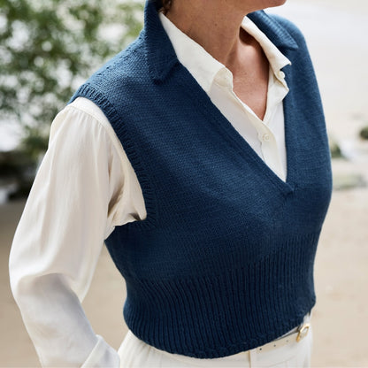 Waymark Vest | fin strikvest i Cheeky Merino Joy fra Rosy Green Wool