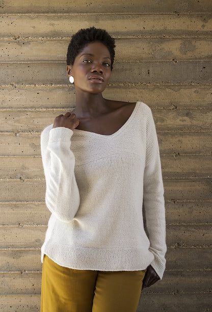 Hvid sweater | afslappet V-udskæring i tyndt garn fra Woolfolk