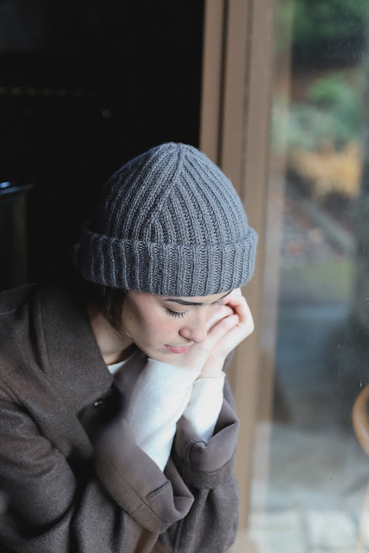 Jorn Hat | zarte Mütze im Rippenmuster aus Far von Woolfolk
