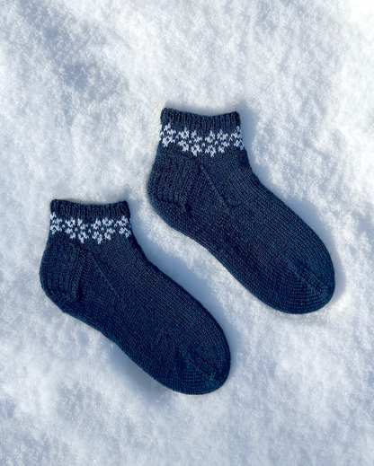 January Socks | Schneeflockenmuster aus Sisu von Sandnes Garn mit Gratisanleitung