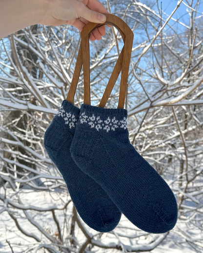 January Socks | Schneeflockenmuster aus Sisu von Sandnes Garn mit Gratisanleitung