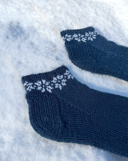 January Socks | Schneeflockenmuster aus Sisu von Sandnes Garn mit Gratisanleitung