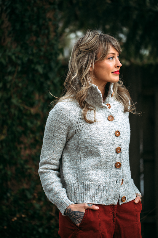 Andrea Mowry DRK Everyday Cardigan mit Peer Gynt von Sandnes Garn 1