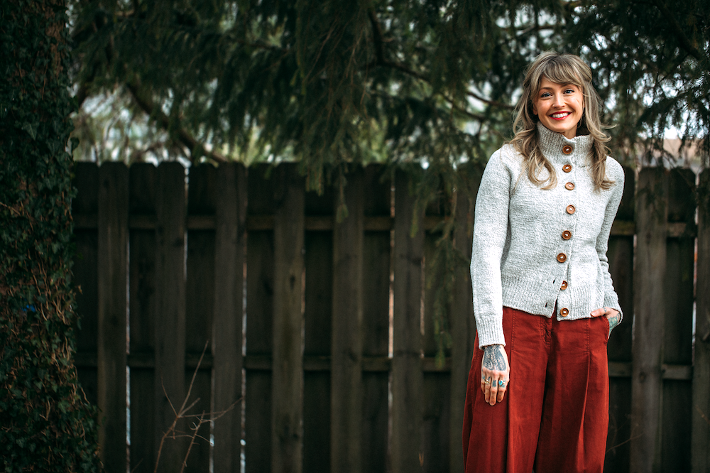 Andrea Mowry DRK Everyday Cardigan mit Peer Gynt von Sandnes Garn 10