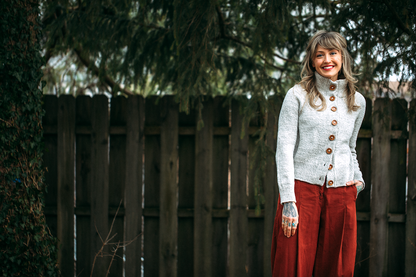 Andrea Mowry DRK Everyday Cardigan mit Peer Gynt von Sandnes Garn 10