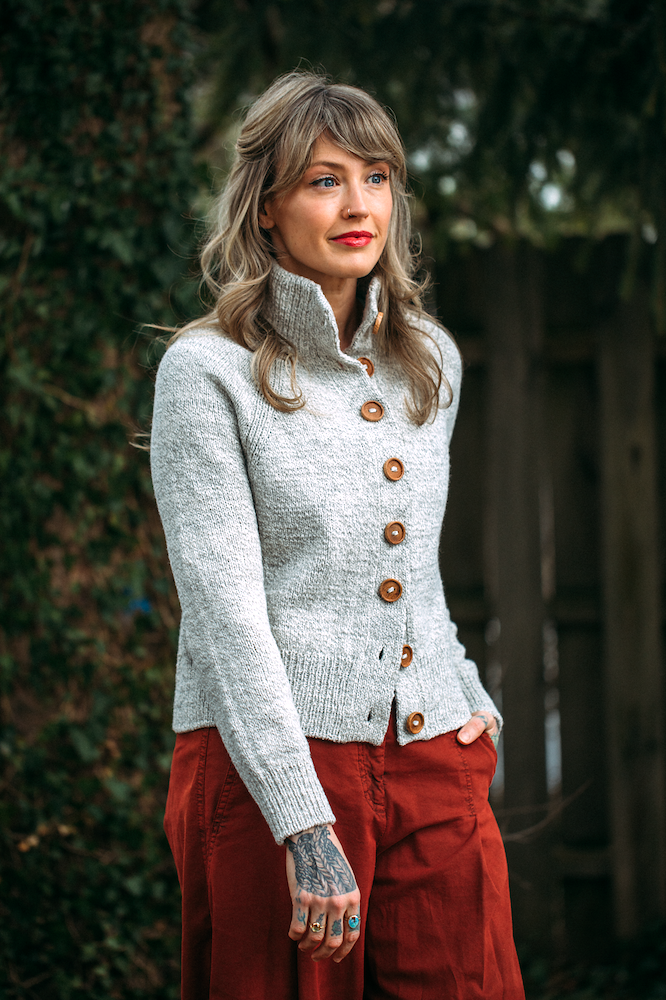 Andrea Mowry DRK Everyday Cardigan mit Peer Gynt von Sandnes Garn 3