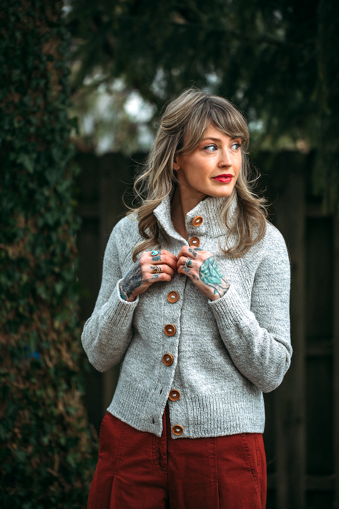 Andrea Mowry DRK Everyday Cardigan mit Peer Gynt von Sandnes Garn 4