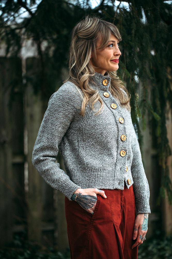 Andrea Mowry DRK Everyday Cardigan mit Peer Gynt von Sandnes Garn 6