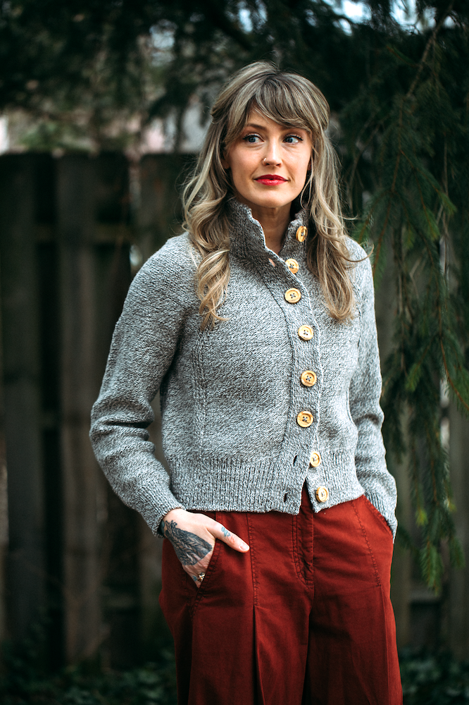 Andrea Mowry DRK Everyday Cardigan mit Peer Gynt von Sandnes Garn 8