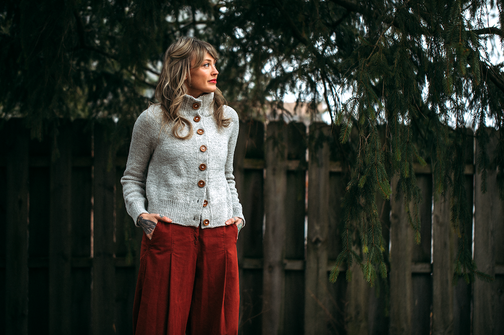 Andrea Mowry DRK Everyday Cardigan mit Peer Gynt von Sandnes Garn 9