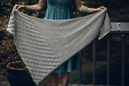 Hoarfrost Sahwl von Andrea Mowry mit Viva von Symfonie Yarn 6