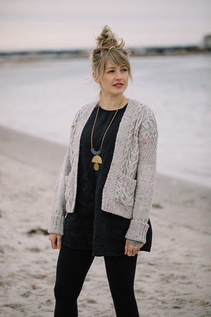 Winters Beach Cardi | robustes Zopfmuster aus Peer Gynt von Sandnes Garn