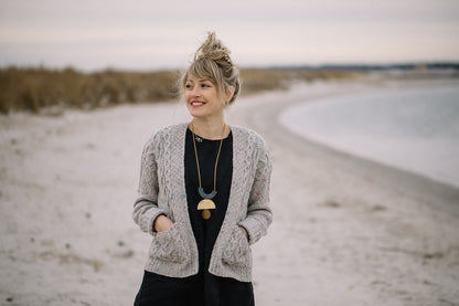 Winters Beach Cardi | robustes Zopfmuster aus Peer Gynt von Sandnes Garn