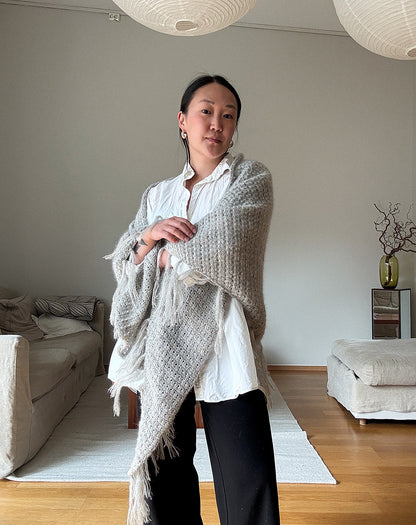 Aneo Shawl | zartes Tuch mit Fransen aus Tynn Peer Gynt und Tynn Silk Mohair von Sandnes Garn