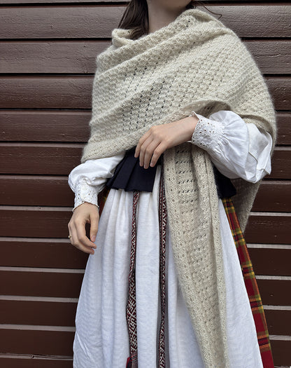 Aneo Shawl | zartes Tuch mit Fransen aus Tynn Peer Gynt und Tynn Silk Mohair von Sandnes Garn
