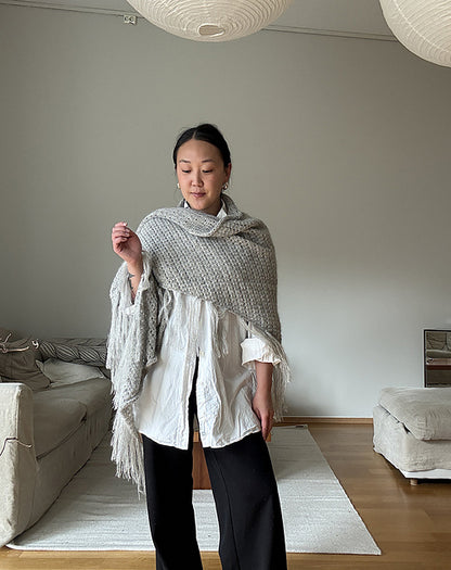 Aneo Shawl | zartes Tuch mit Fransen aus Tynn Peer Gynt und Tynn Silk Mohair von Sandnes Garn