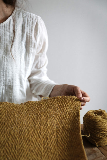 Tørklæde nr. 62 | fint fiskebensmønster i Le Petit Lambswool fra Biches & Bûches