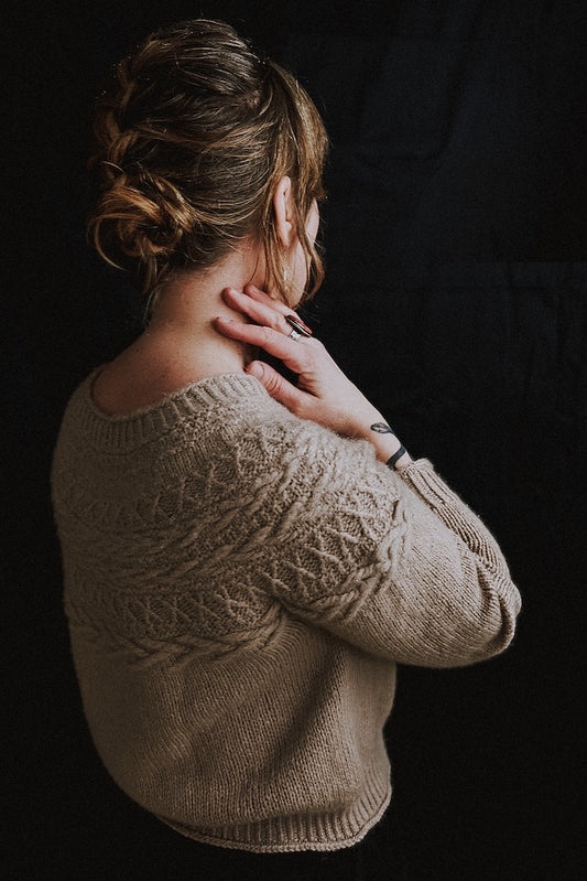 Oksa Sweater | schmückendes Zopfmuster in der Passe aus Far von Woolfolk