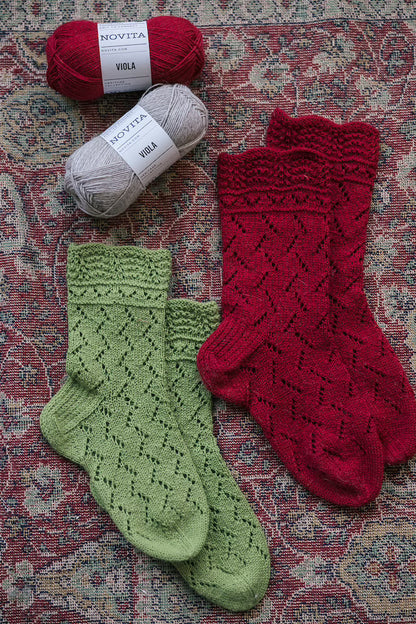 Harmonia Socks | feines Lacemuster aus Viola von Novita