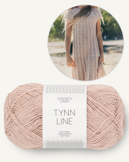 Fiona Kleid Kids | zarte Zopfmusterstreifen aus Tynn Line von Sandnes Garn