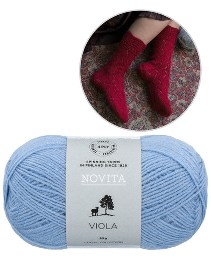 Harmonia Socks | feines Lacemuster aus Viola von Novita