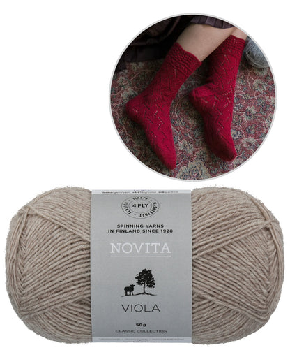 Harmonia Socks | feines Lacemuster aus Viola von Novita