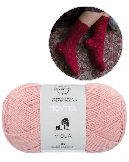 Harmonia Socks | feines Lacemuster aus Viola von Novita