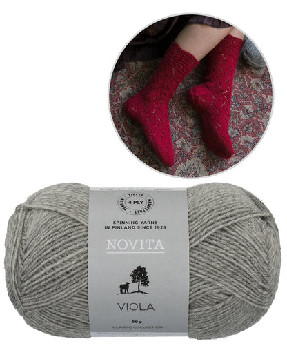Harmonia Socks | feines Lacemuster aus Viola von Novita