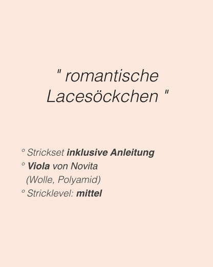 Harmonia Socks | feines Lacemuster aus Viola von Novita