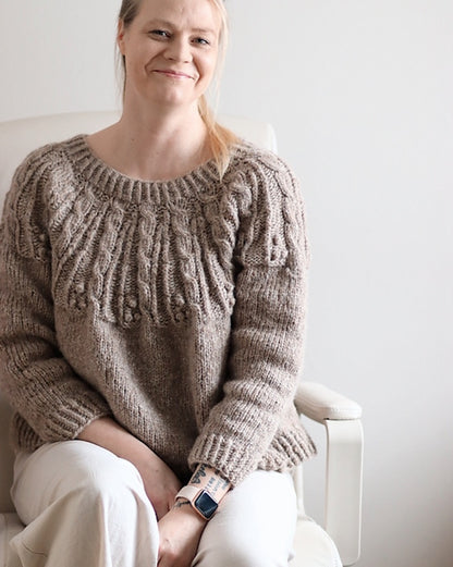 Moana Sweater | Cable yoke with halaus from Novita 
