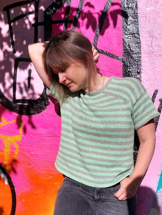 Versa Tee | Streifenshirt mit lässiger Schulter aus Line von Sandnes Garn