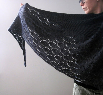 Ainu | casual, airy shawl made from Big Merino Hug by Rosy Green Wool