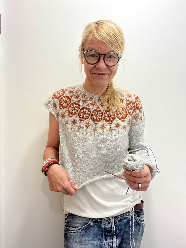 Isabell Kraemer Christmas Belle mit Fjallalopi von Lopi Island 5