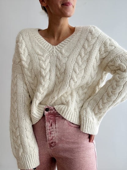 James Sweater V-Neck | oversize Zopfmuster aus Aino und Edith von Novita