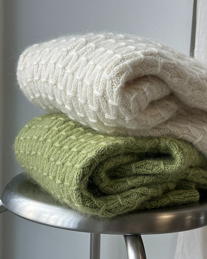 Jenny Blouse | fluffiges Smockmuster aus Sunday und Primo Tynn Silk Mohair von Sandnes Garn