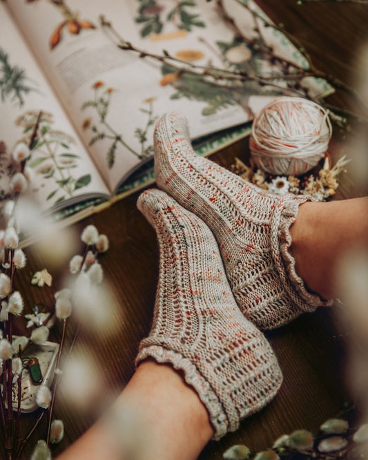 Daisy Lace Socks | zart und romantisch aus Terra von Symfonie Yarns