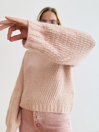 Laurenz Sweater | zartes Muster aus Helene und Edith von Novita