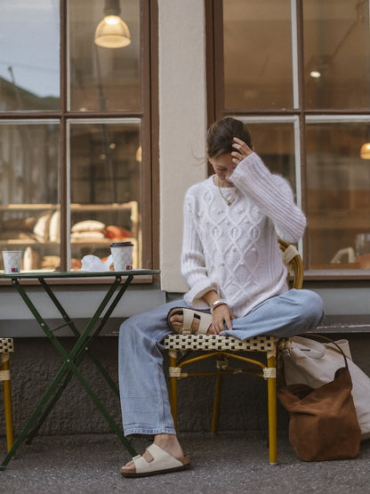Slow Travel Sweater | zartes Zopfmuster aus Helene und Edith von Novita