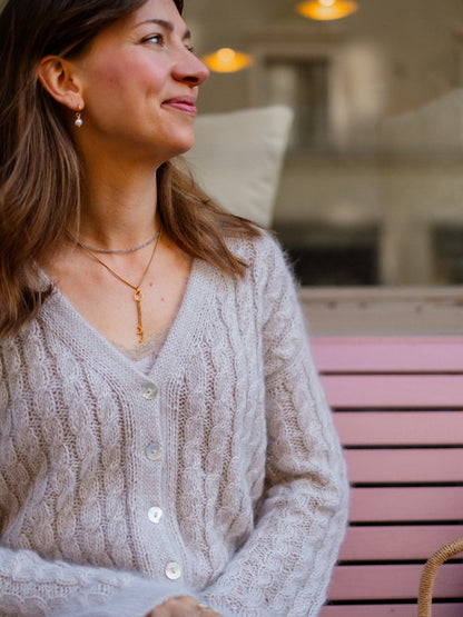 Sophisticable Cardigan | lässig elegantes Zopfmuster aus Alpakka Silke und Tynn Silk Mohair von Sandnes Garn